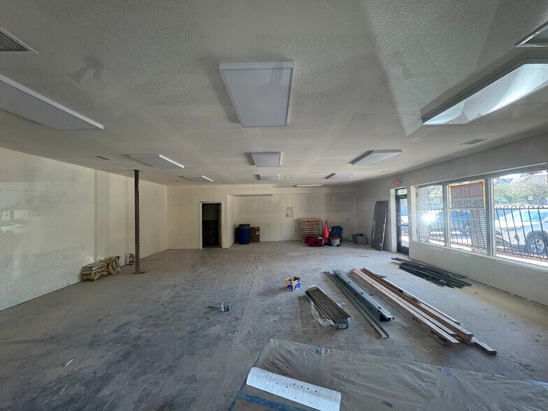 More Photos Of 970 S Oneida St, Denver Unknown For Lease