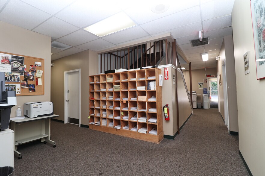 More Photos Of 631-635 Farmington Ave, Hartford Office For Sale