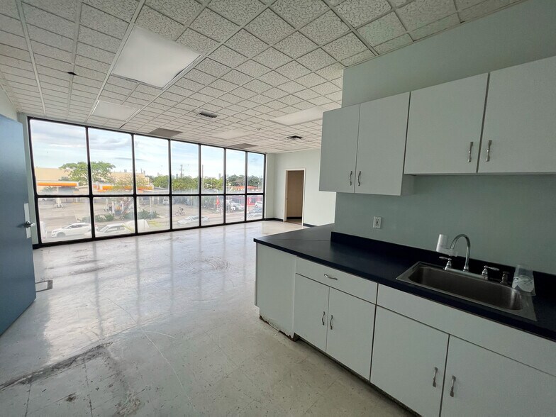 More Photos Of 2700 NW 36th St, Miami Office Residential For Lease