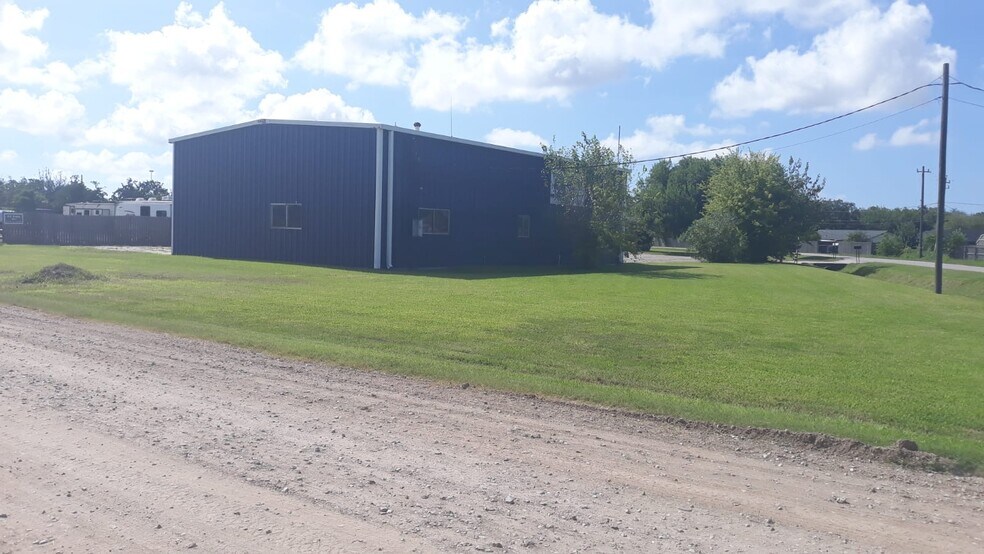 More Photos Of 2008 Jones Rd, Freeport Warehouse For Lease