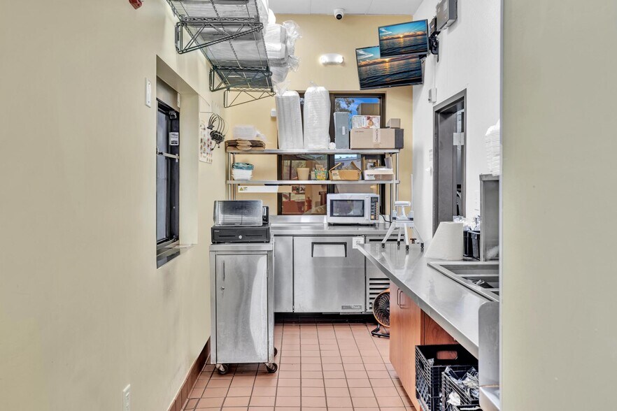 More Photos Of 2010 NW 6th St, Fort Lauderdale Fast Food For Lease