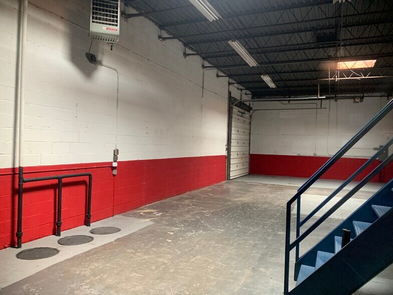 More Photos Of 13901-13909 Kostner St, Crestwood Warehouse For Sale