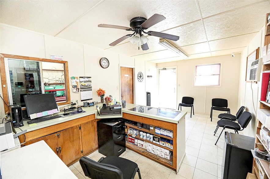 More Photos Of 108 E Wise St, Bowie Specialty For Sale