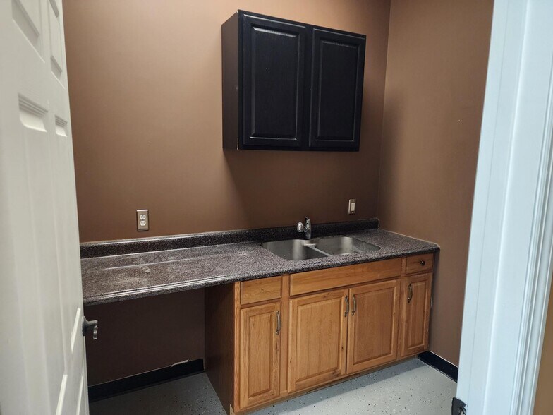 More Photos Of 82-98 Spencer Rd, Saint Peters Freestanding For Lease