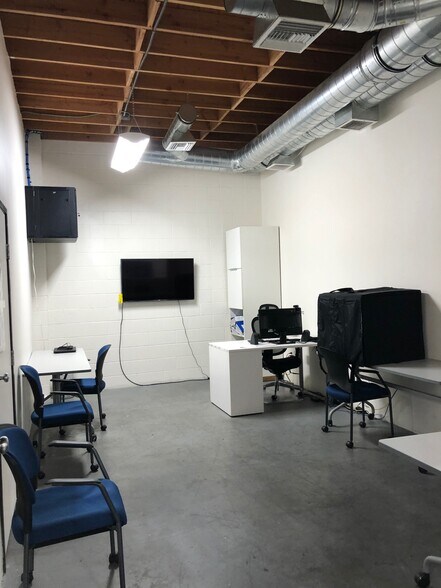 More Photos Of 2636 N Ontario St, Burbank Warehouse For Lease