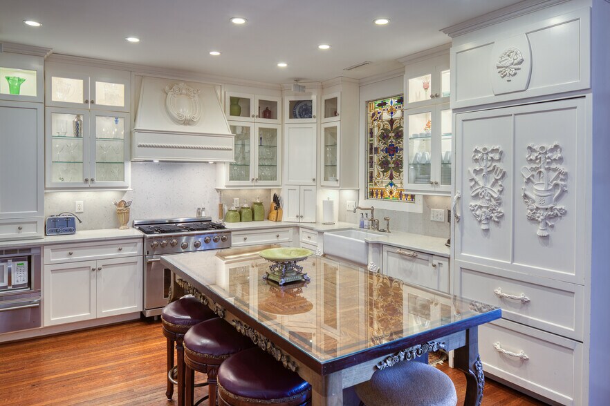 More Photos Of 14 E Taylor St, Savannah Specialty For Sale