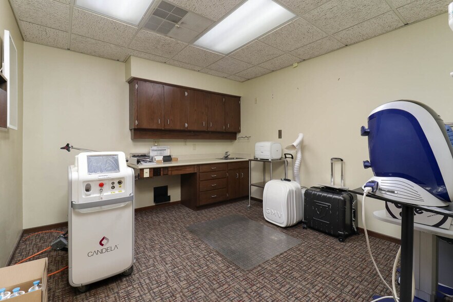 More Photos Of 725 S 14th St, Pekin Medical For Sale