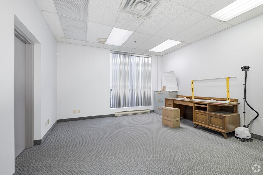 More Photos Of 81 Boul Brunswick, Dollard-des-Ormeaux Warehouse For Lease