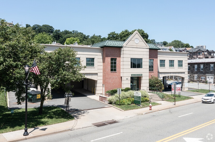 More Photos Of 968 River Rd, Edgewater Medical For Lease