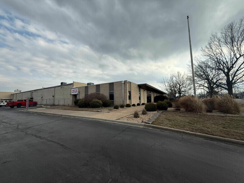 More Photos Of 424 N Cedarbrook Ave, Springfield Manufacturing For Sale