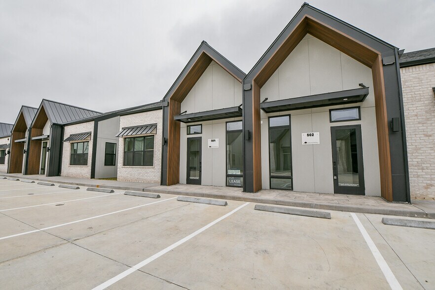 More Photos Of 1325 Main St, Katy Unknown For Lease