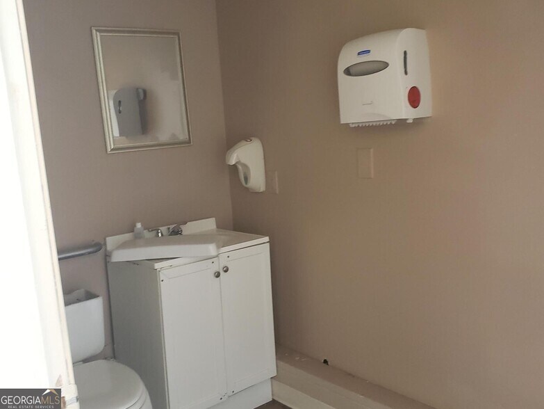 More Photos Of 455 Highway 138 W, Jonesboro Office Residential For Lease