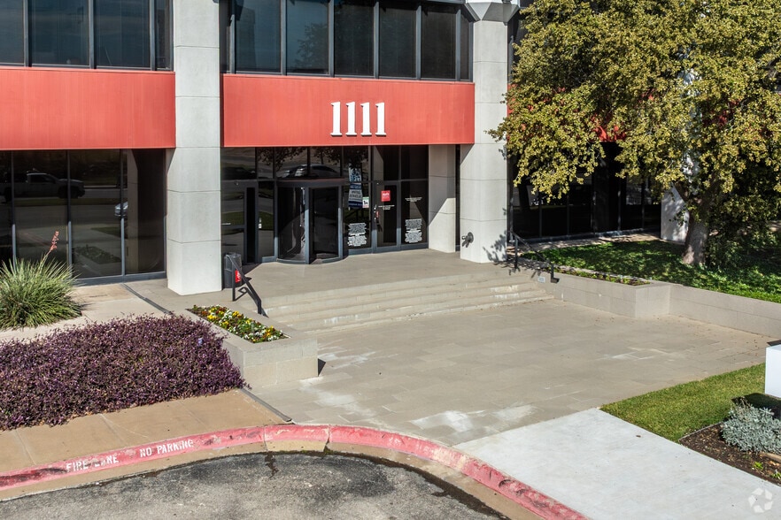 More Photos Of 1111 W Mockingbird Ln, Dallas Office For Lease