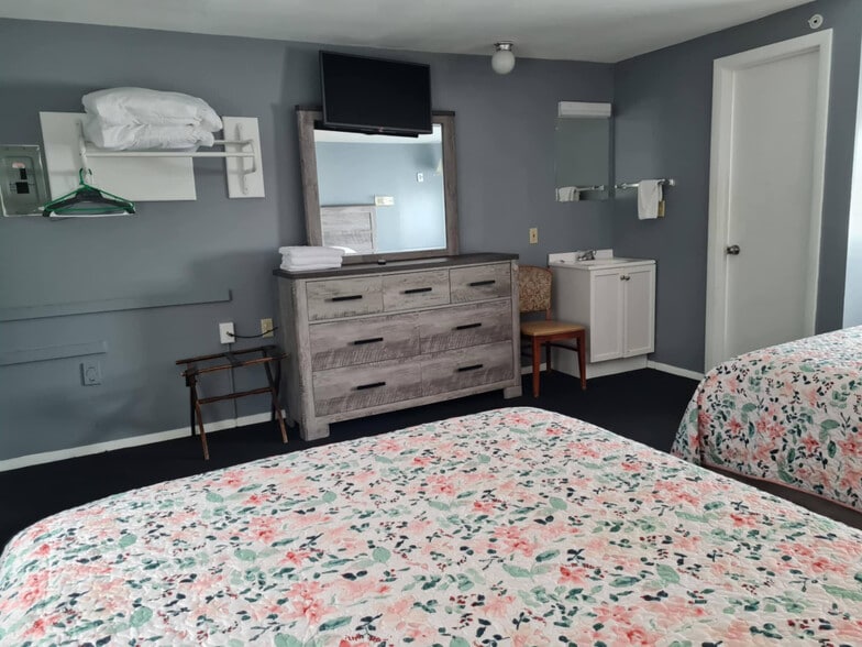 More Photos Of 198 Ashworth Ave, Hampton Hotel For Sale