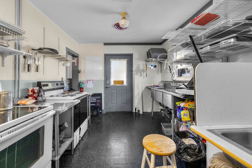 More Photos Of 234 S Canyon Blvd, John Day Freestanding For Sale