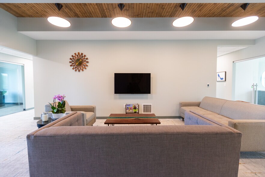 More Photos Of 4801 Quail Crest Pl, Lawrence Coworking Space