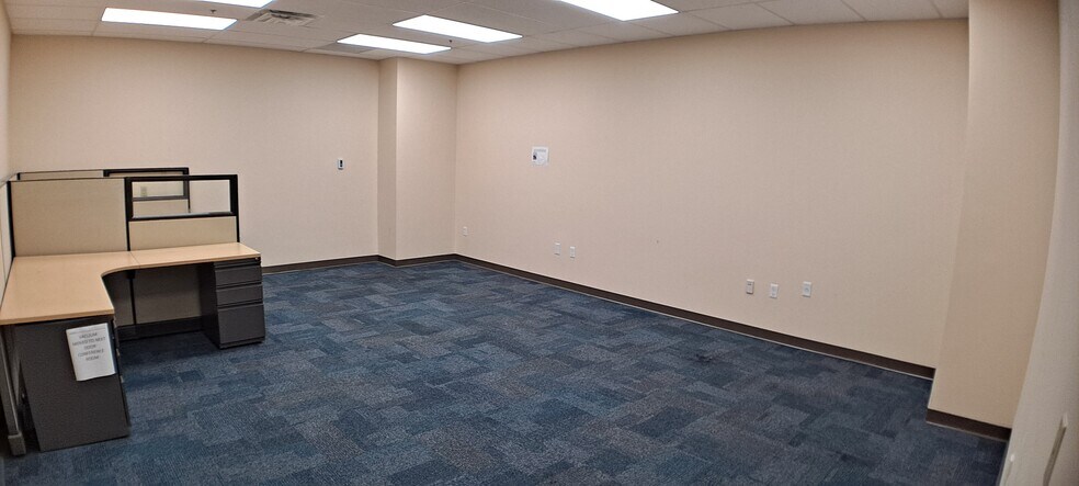 More Photos Of 5000 Park St N, Saint Petersburg Flex For Lease