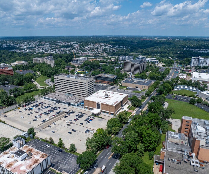 More Photos Of 2 Bala Plz, Bala Cynwyd Department Store For Lease