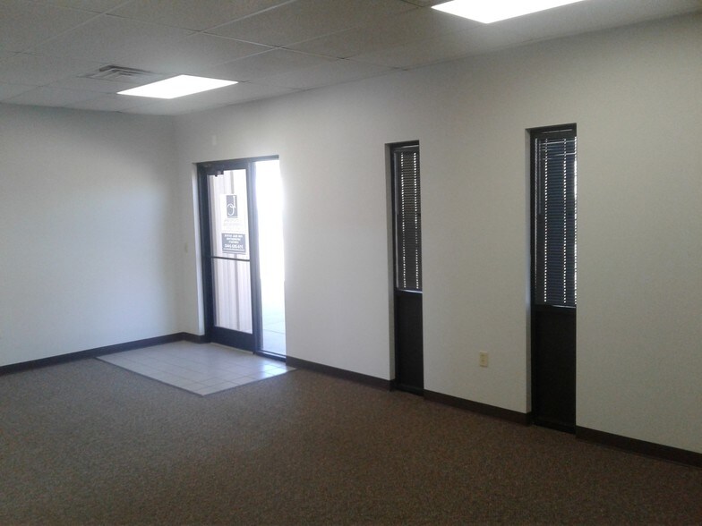 More Photos Of 1632 S West St, Wichita Warehouse For Lease