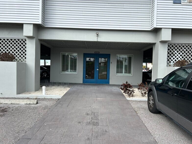 More Photos Of 3909 E Bay Dr, Holmes Beach Medical For Lease