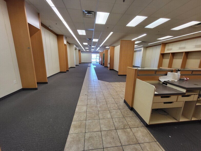 More Photos Of 3201 Lusk Dr, Neosho Storefront For Lease