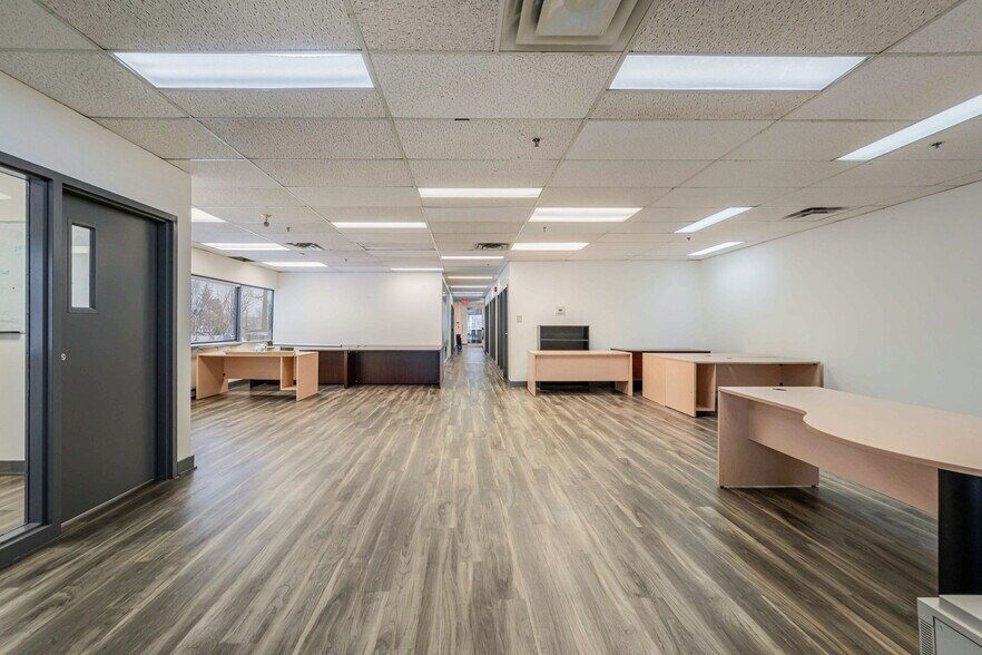 More Photos Of 50 Rue de Lauzon, Boucherville Flex For Lease