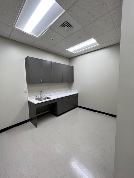 More Photos Of 110 Tradeport Dr, Windsor Distribution For Lease