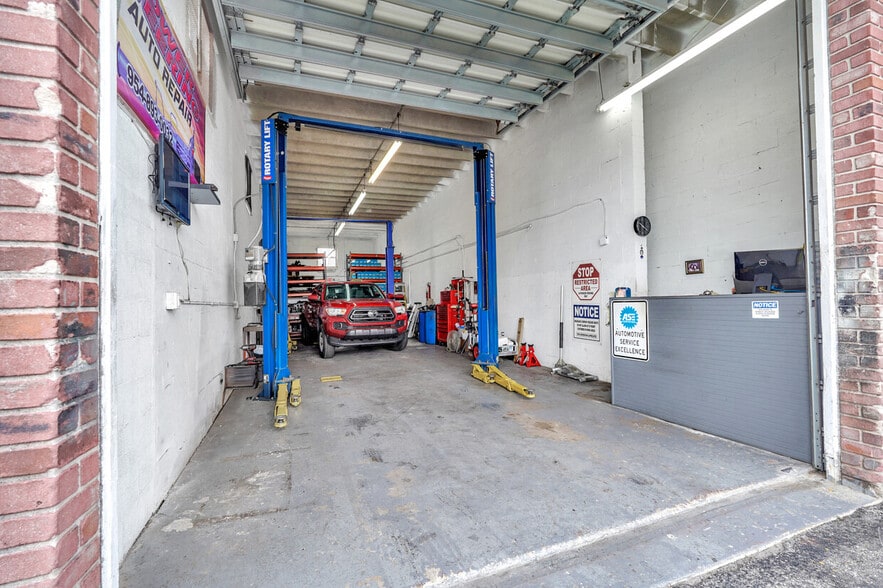 More Photos Of 5960 SW 23rd St, West Park Showroom For Lease