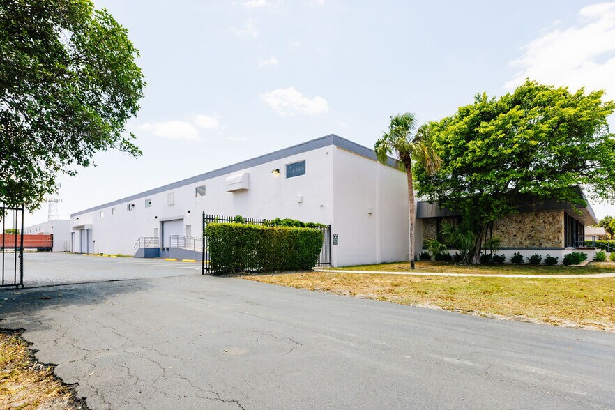 More Photos Of 5280 NW 165th St, Hialeah Warehouse For Lease