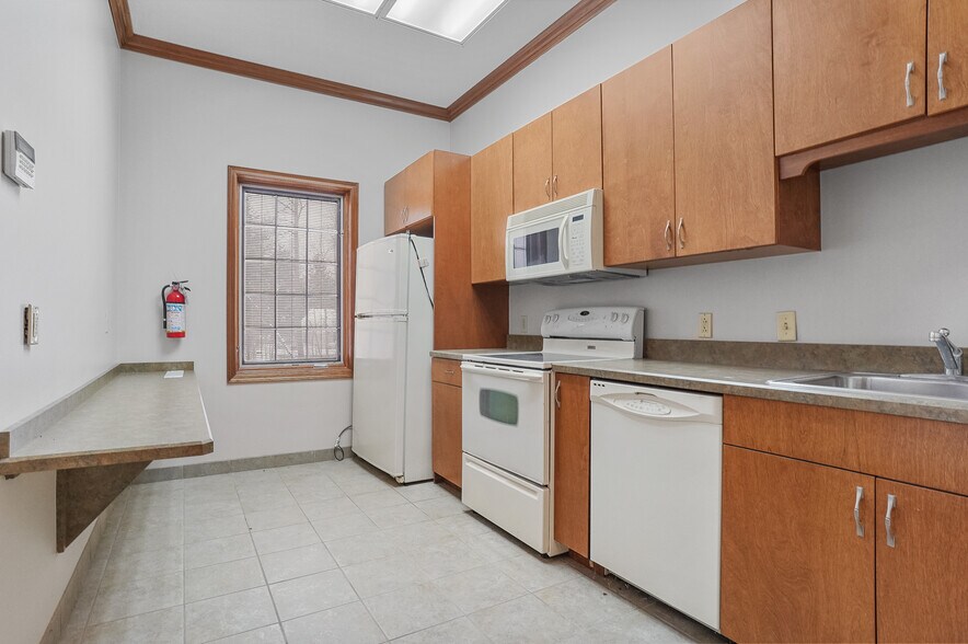 More Photos Of 120 W Aurora Rd, Northfield Medical For Lease