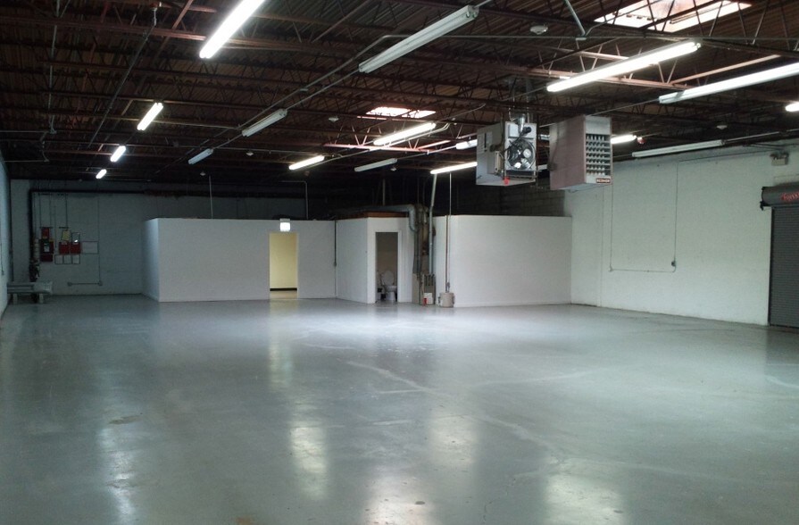 More Photos Of 870-892 Eagle Dr, Bensenville Warehouse For Lease