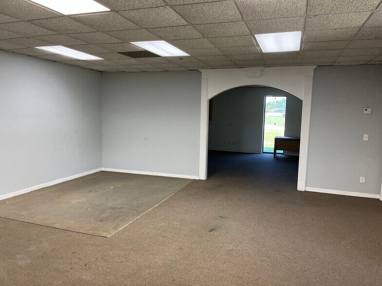 More Photos Of 9479 S Main St, Jonesboro Manufacturing For Lease