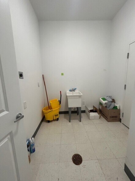 More Photos Of 801-809 W Central Ave, Carlisle Storefront For Lease