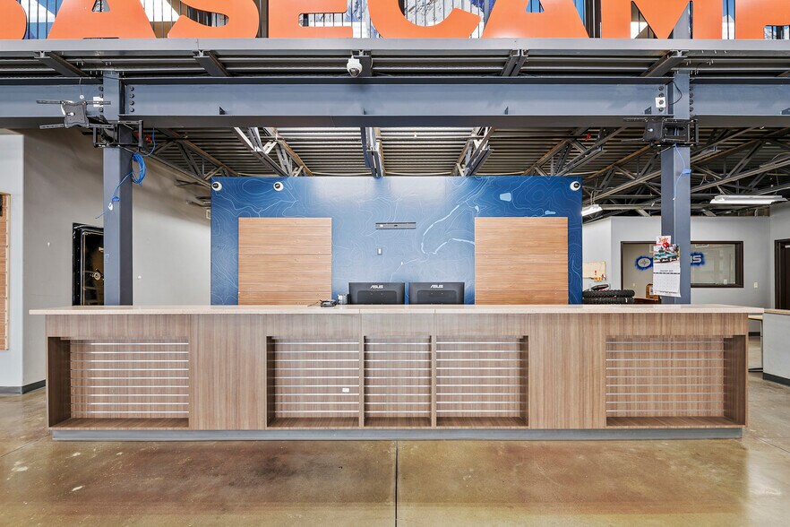 More Photos Of 371 Prospector Dr, Evanston Freestanding For Sale