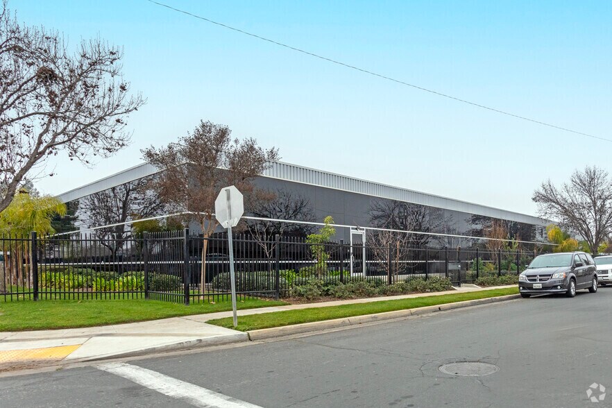 More Photos Of 1306 W Herndon Ave, Fresno Coworking Space