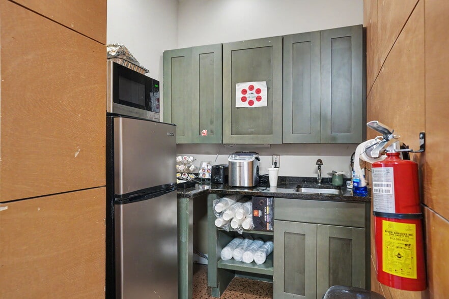 More Photos Of 12 E Bay St, Savannah Storefront Retail Office For Lease