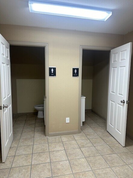 More Photos Of 2703 Marshall St, Fort Worth Warehouse For Sale