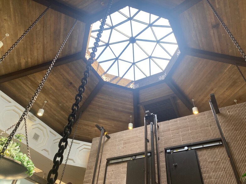 More Photos Of 720 Goodlette Rd N, Naples Medical For Lease