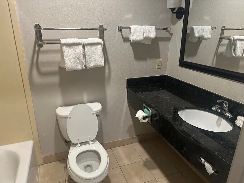 More Photos Of 702 Highway 146 S, La Porte Hotel For Sale