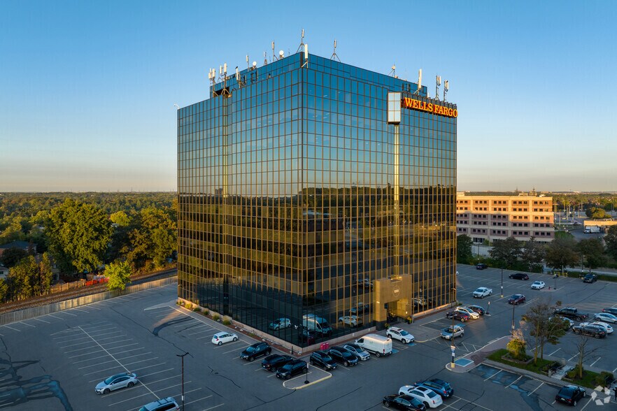 Primary Photo Of 1290 Central Pky W, Mississauga Office For Lease