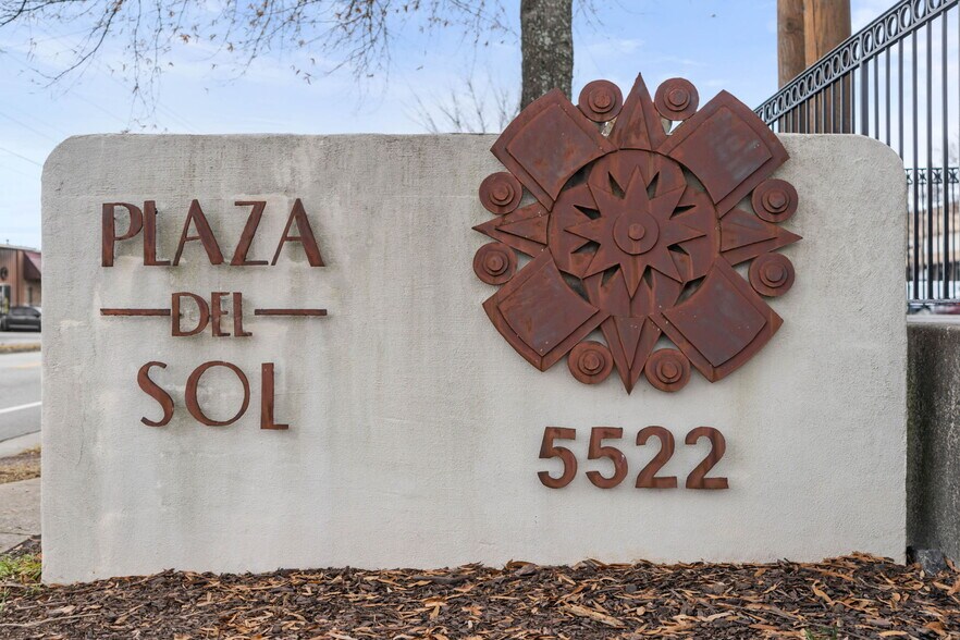 More Photos Of 5522 New Peachtree Rd, Chamblee General Retail For Lease