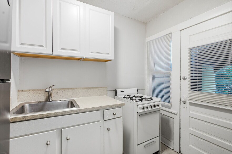 More Photos Of 1109 W 40th St, Kansas City Apartments For Sale