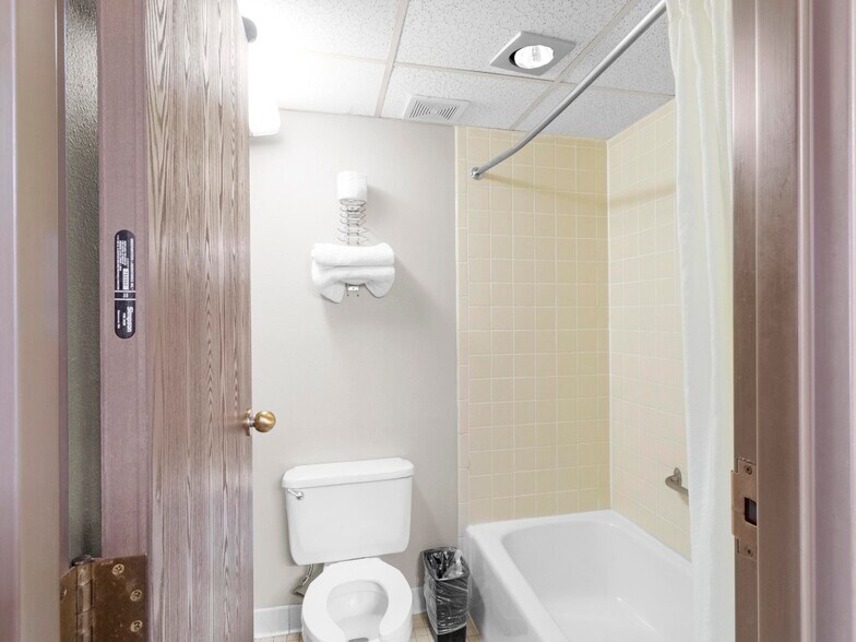 More Photos Of 1904 E Cedar St, Rawlins Hotel For Sale