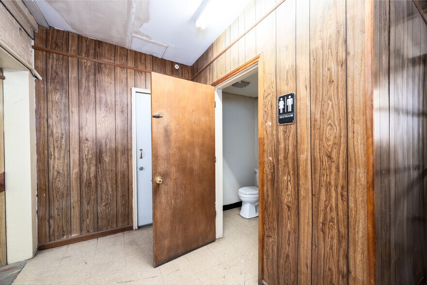 More Photos Of 121 Thompson St, Pittsboro Freestanding For Lease