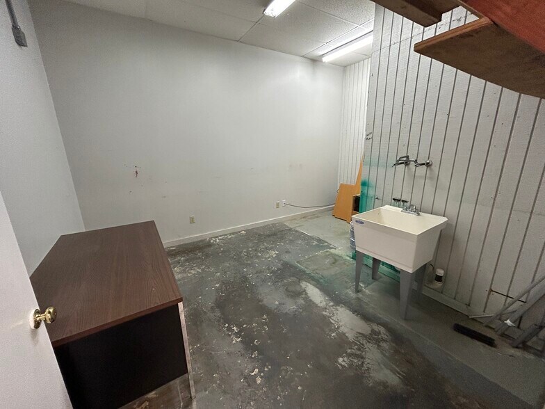 More Photos Of 5424 W Oak St, Palestine Showroom For Lease