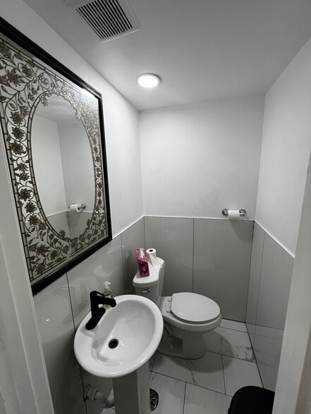 More Photos Of 2550-2558 W Peterson Ave, Chicago Office For Lease