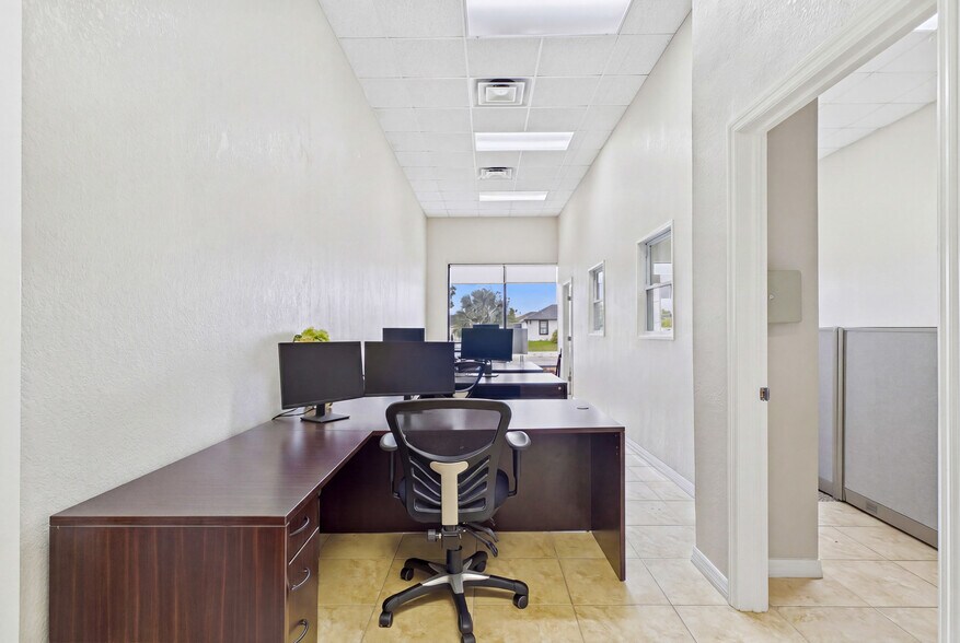 More Photos Of 1010 NE 9th St, Cape Coral Office For Sale