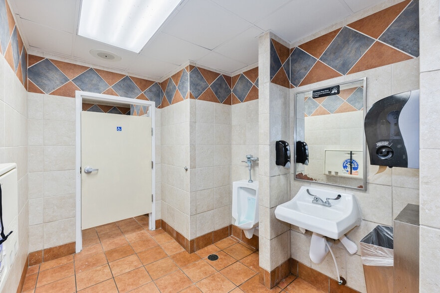 More Photos Of 8841 Commodity Cir, Orlando Fast Food For Sale