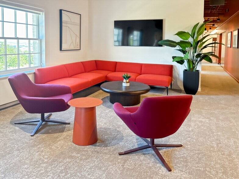 More Photos Of 2027 Dodge St, Omaha Coworking Space