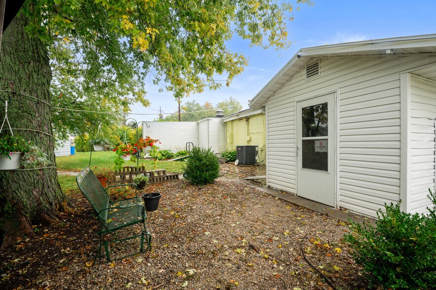 More Photos Of 17001 IN-3, Eaton Bar For Sale